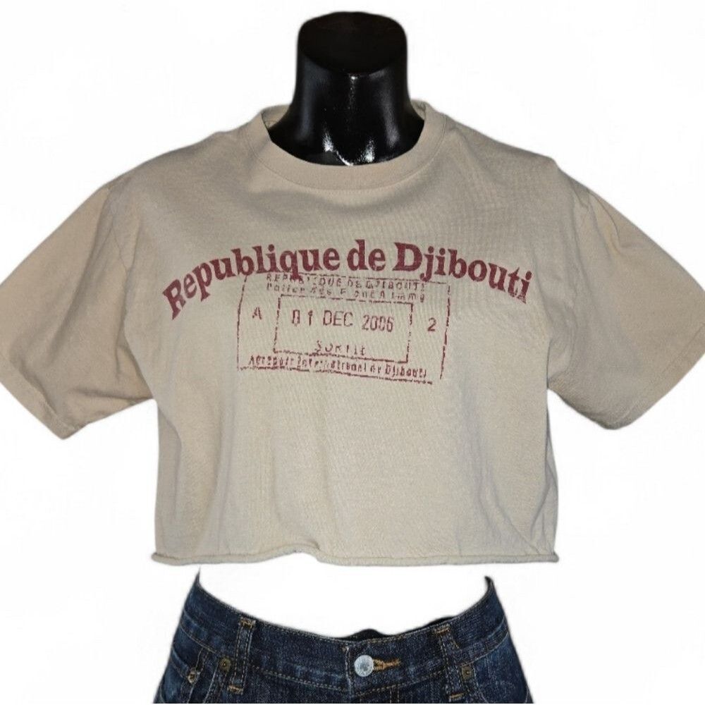 beige cropped t-shirt Republique de Djibouti stamp graphic Y2k Ptp 18"